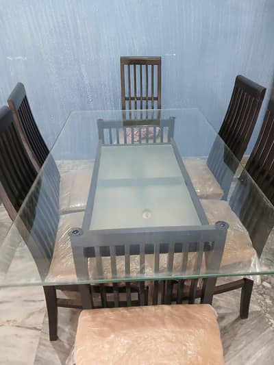 6 seet dining tabil for sale 6 month used