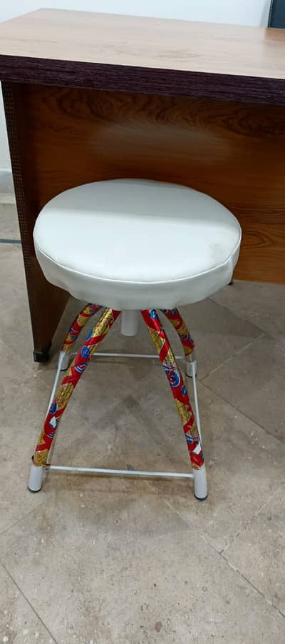 Adjustable Revolving Stool – White Cushion – Excellent Condition