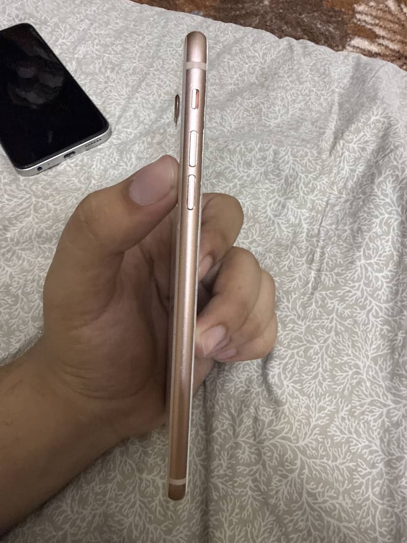 Apple iPhone 8 Plus 4