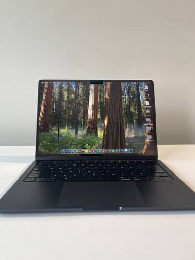 MacBook Air M2 in Midnight