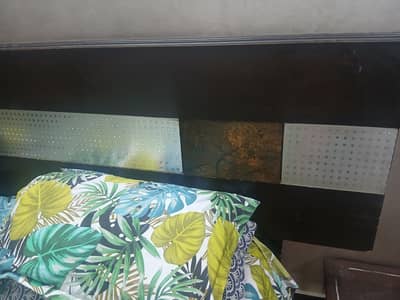 king sizs bed with 3 door wardrobe