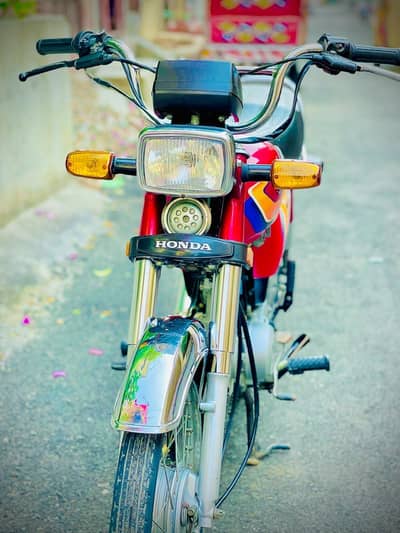 I am selling Honda cd70 lush condition