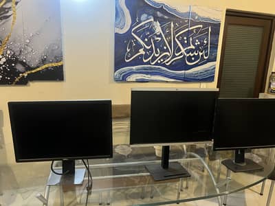 4 LEDs monitors 2 of Hp and 2 of Dell