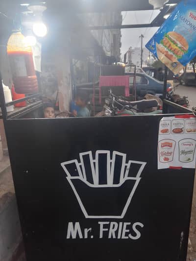 I'm selling my fries counter with saman( maal daloo or bechoo)