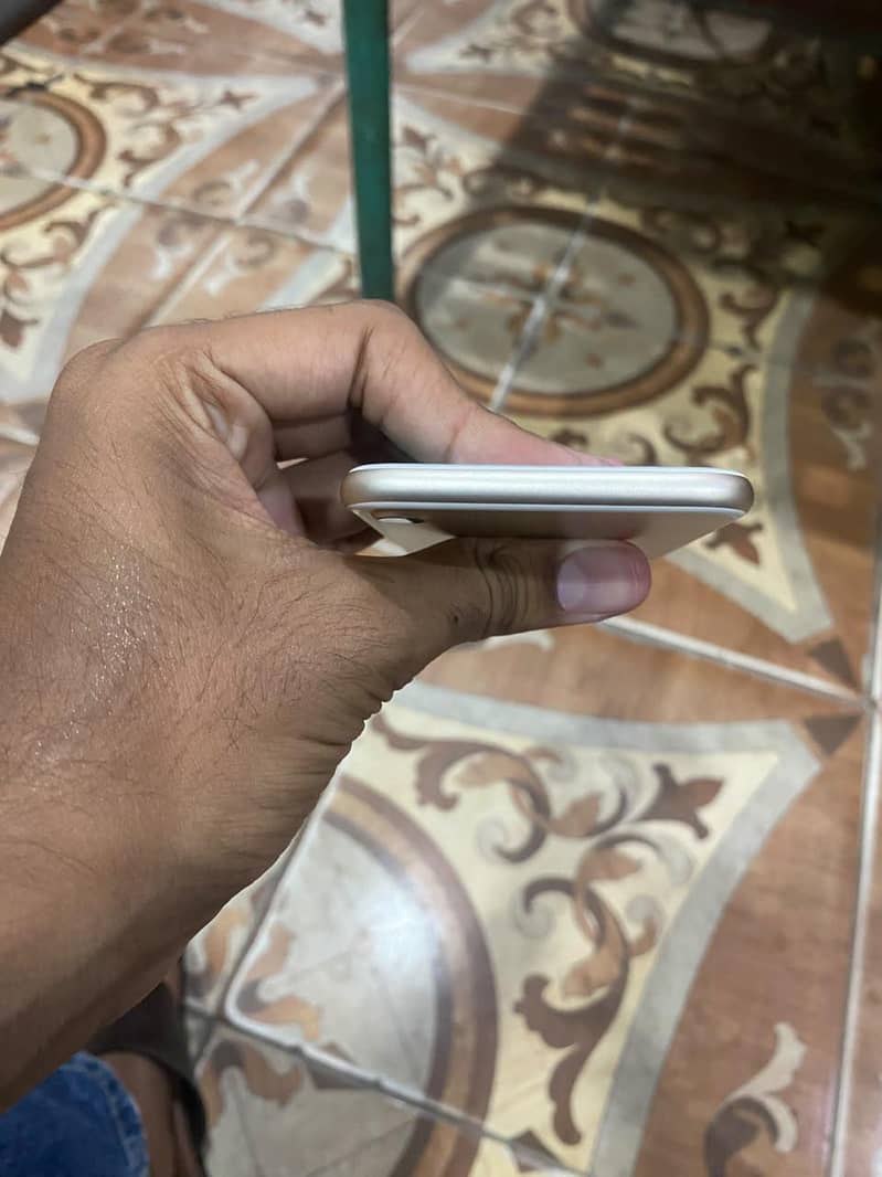 Apple iPhone 7 3