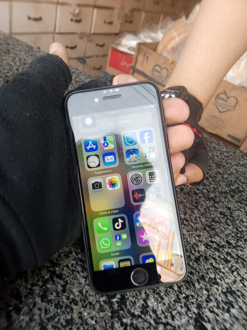 Apple iPhone 7 2