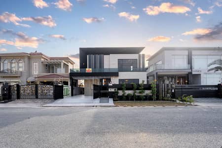 1 KANAL ELEGANT AND FULLY MAINTAINED BUNGALOW IS AVAILABLE IN THE BEST BLOCK OF DHA LAHORE.