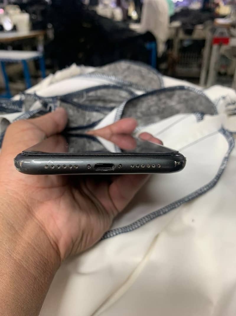 Apple iPhone 11 3