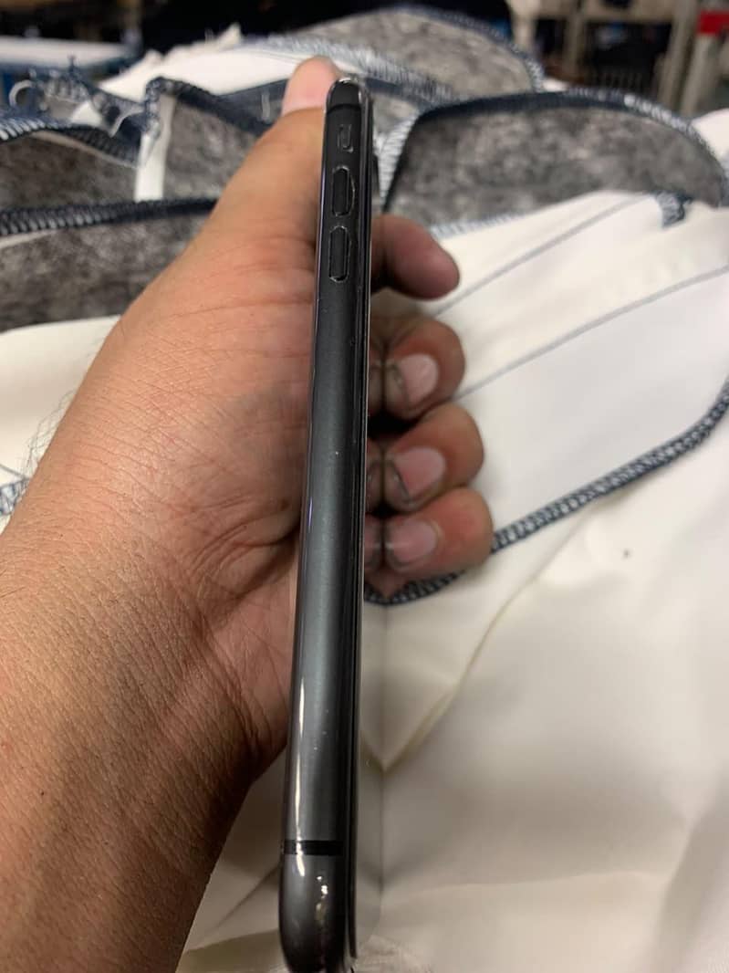 Apple iPhone 11 4