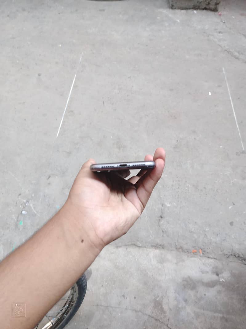iPhone 11 4