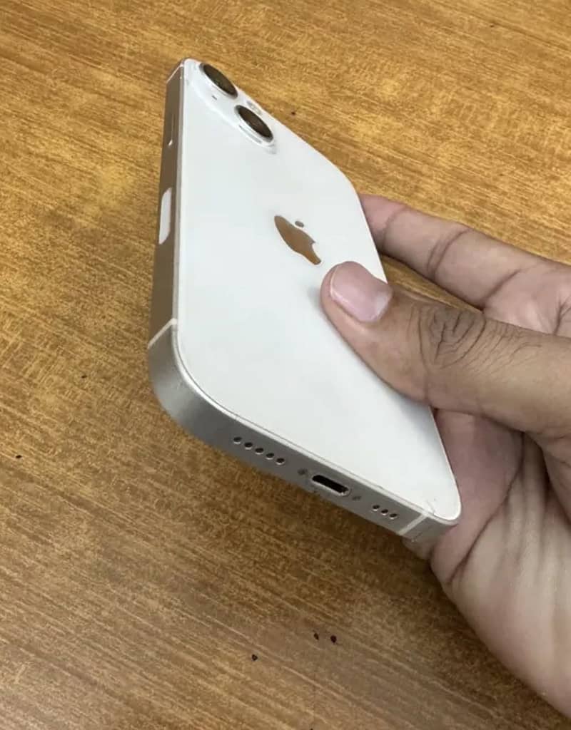 Apple iPhone 13 0