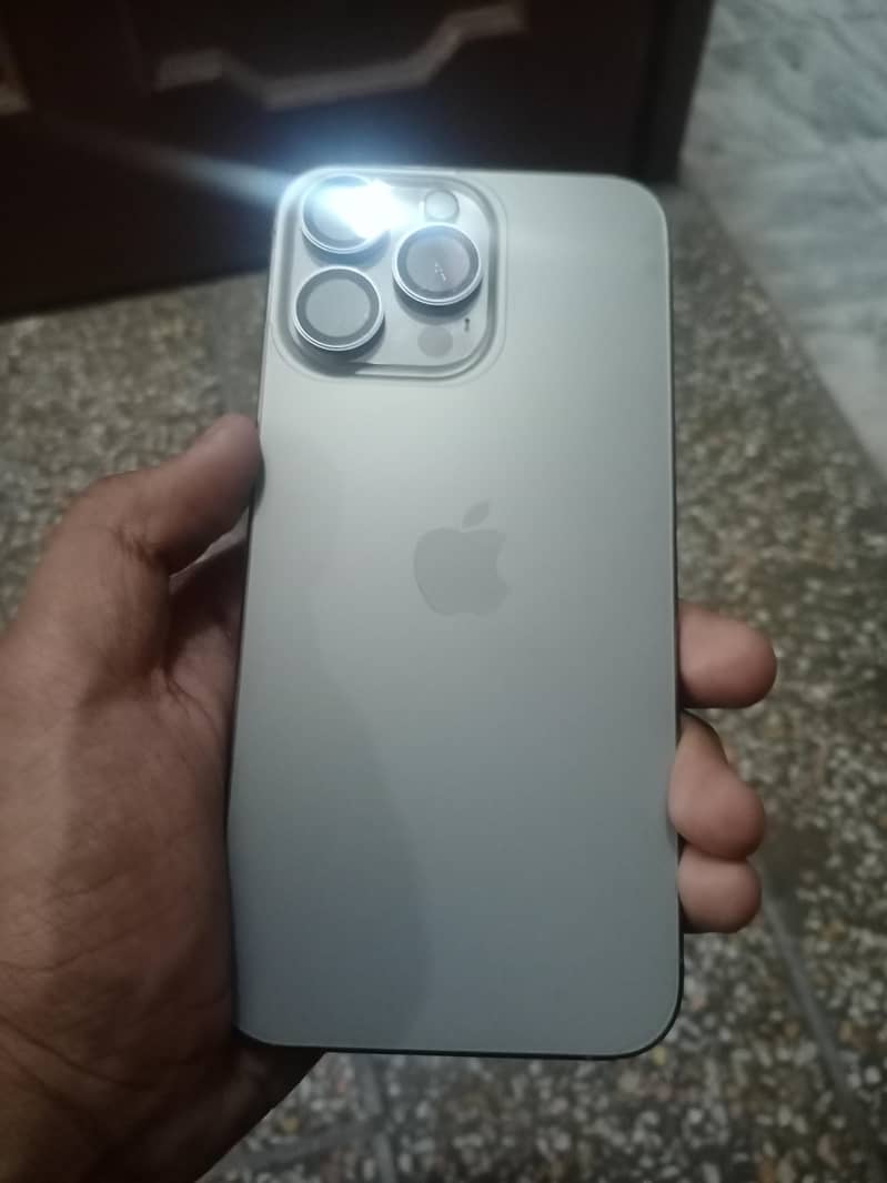 ip 15 pro max 0