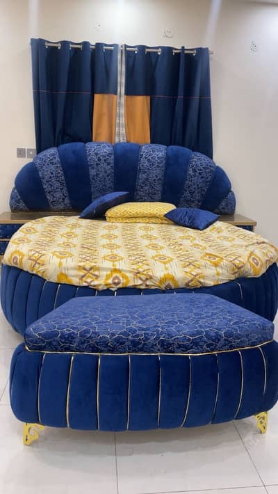 Complete bedroom set round bed 3+1+1 sofas Excellent Condition