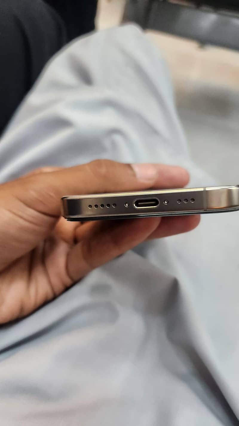 iPhone 16 Pro 4