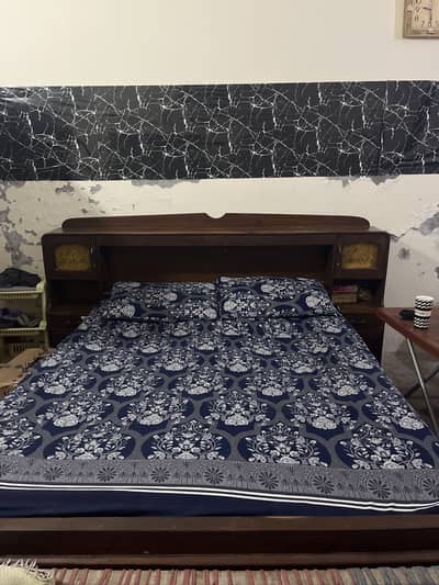 Bed queen size
