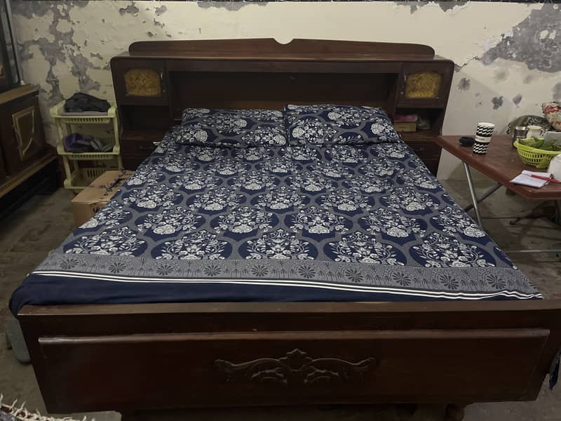 Bed queen size 1