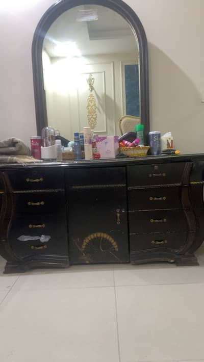 2single beds 2 side tables n dressing table