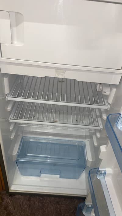 Dowlance one door fridge