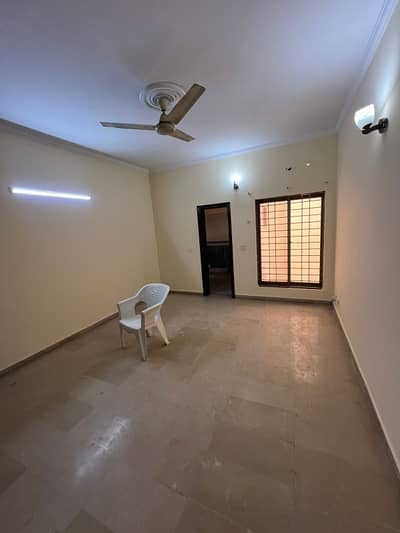 1 kanal Cornar Seprate Gate Upper Portion For Rent With All Utility Connection's