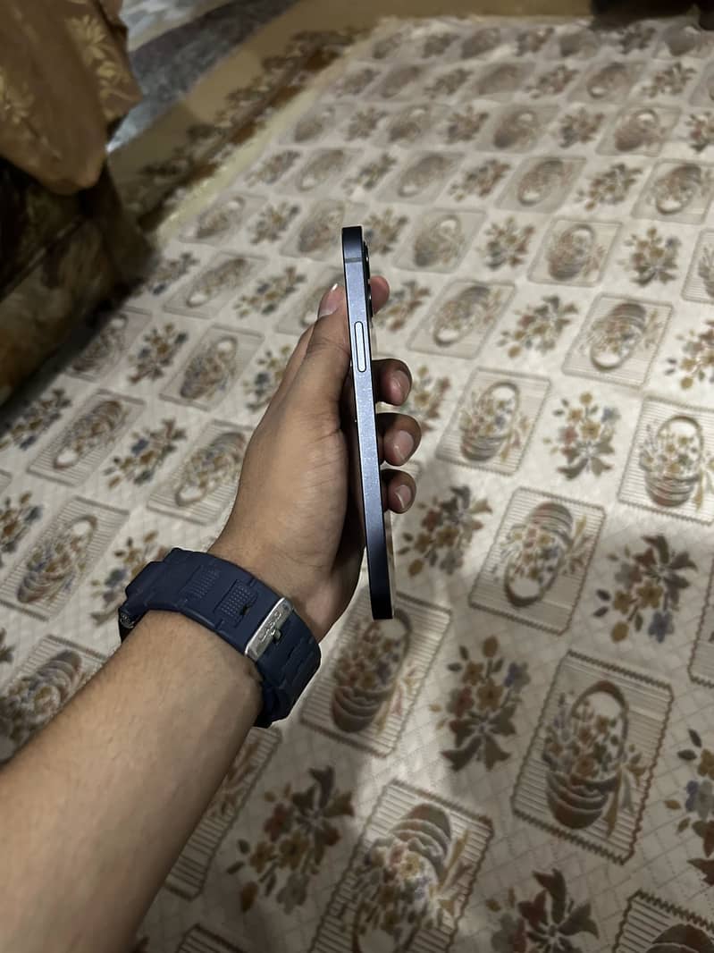 Apple iPhone 12 4