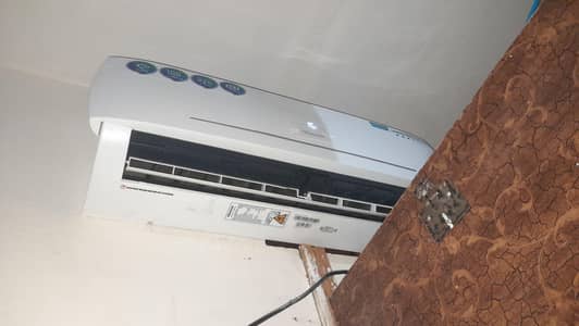 selling my hisence 1.5 ton t3 dc inverter in excellent condition 10/10