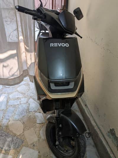 REVOO Electric Scooter Low Mileage (1200, km)Excellent Condition