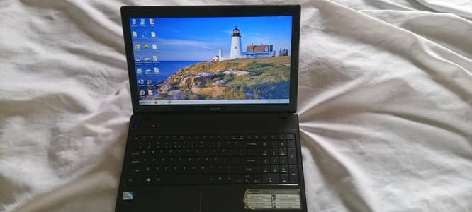 Acer laptop 9.5/10 condition window 7 is running fastly  spot 10window