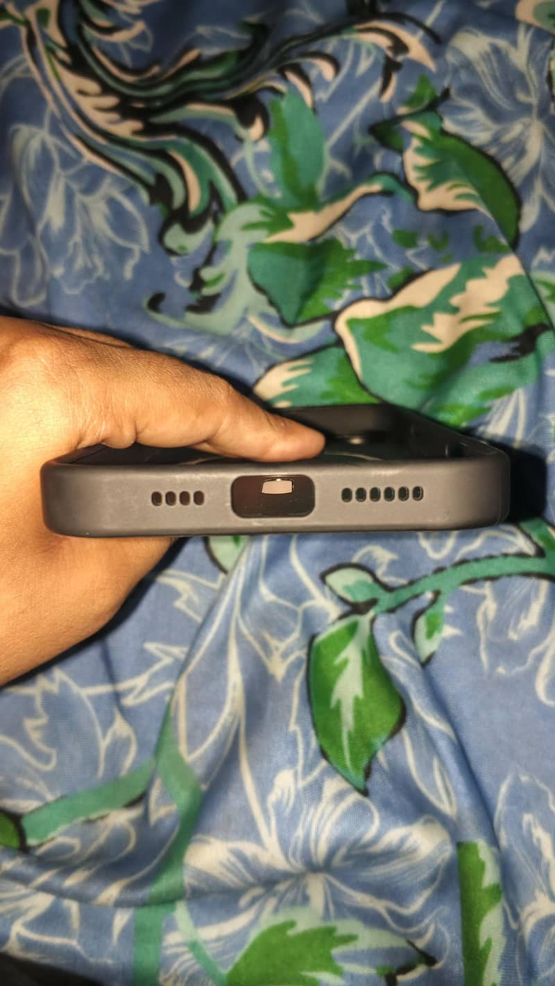 iPhone 16 pro max 4