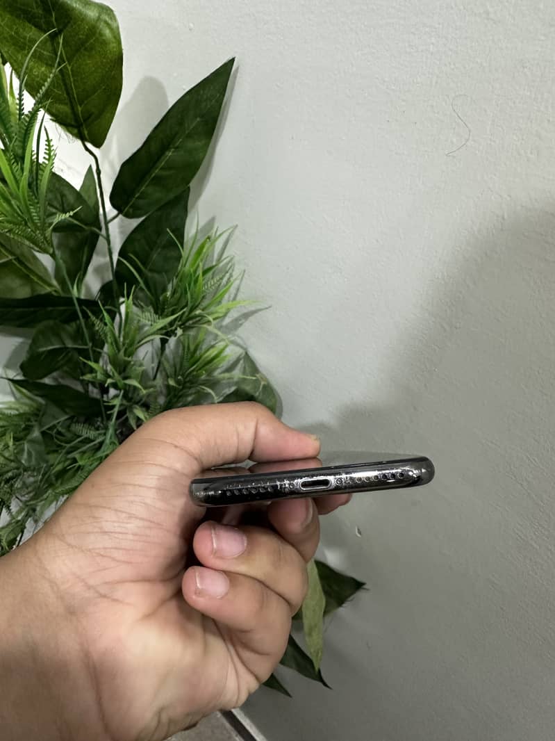 Apple iPhone X 4
