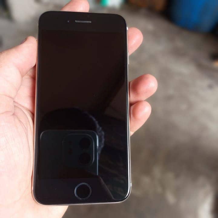 Apple iPhone 7 0