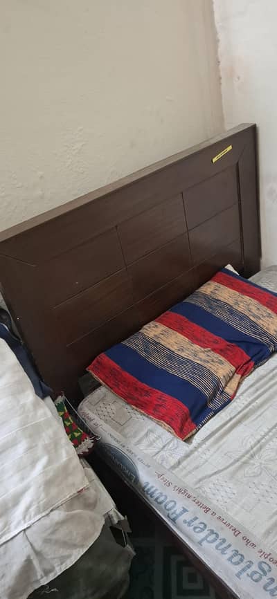 i am selling single bed only 1 year use