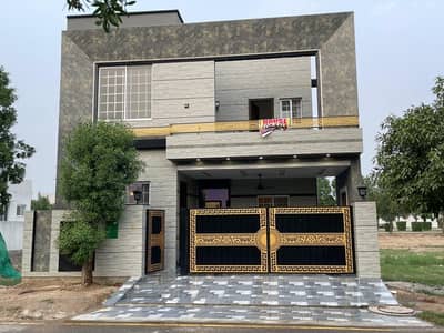 FACING PARK BRAND NEW HOUSE 8 MARLA AVAILABLE FOR SALE IN BAHRIA ORCHARD