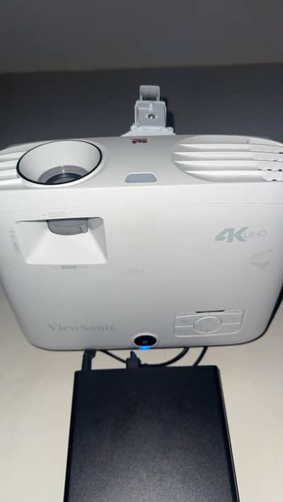 WE HAVE ALL KINDS OF PROJECTORS AVAILBLE IN DUBAI IMPORT 03152965654
