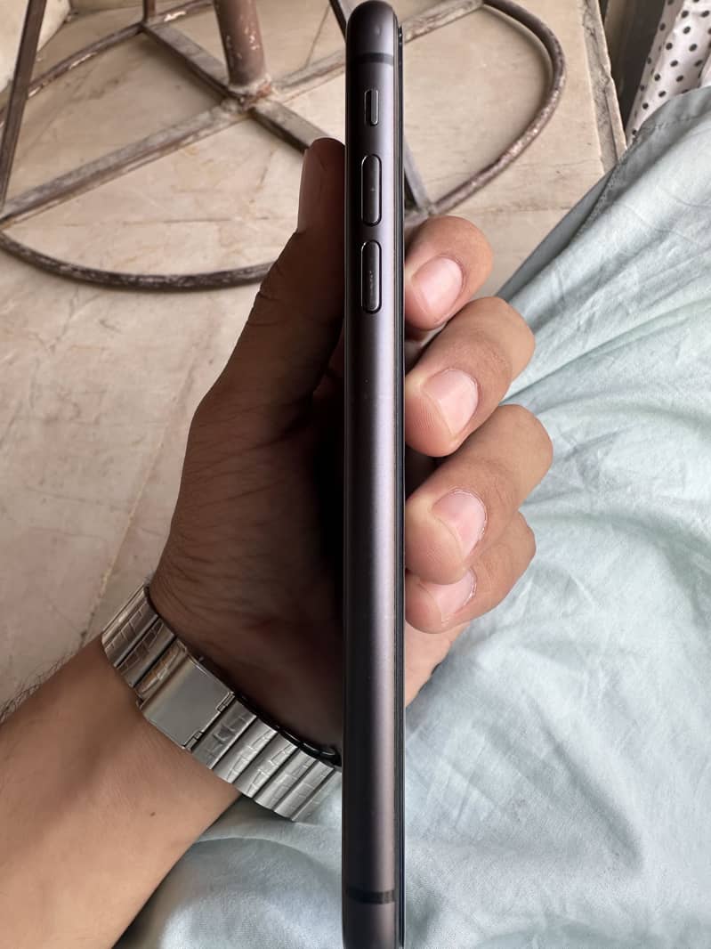 Apple iPhone 11 4