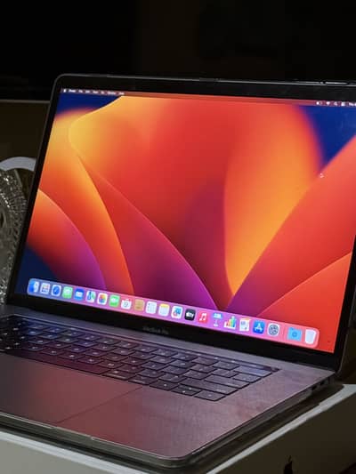 MacBook Pro 15 inch, Intel Core i7 512 GB w Touchbar
