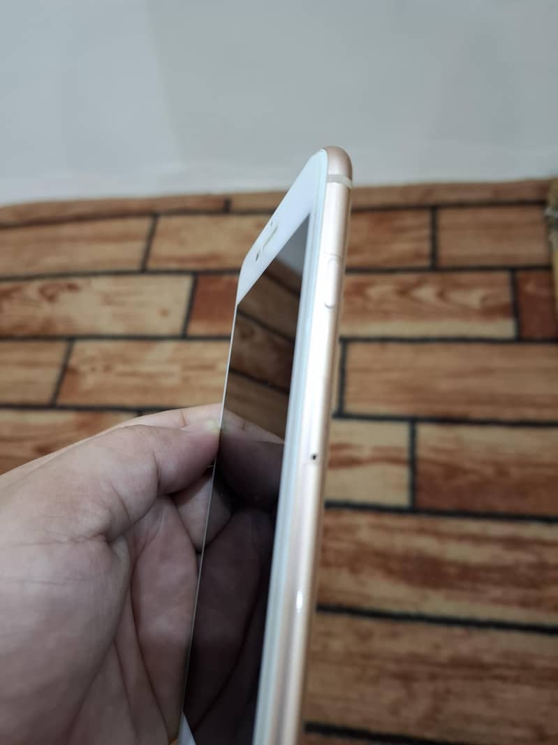 Apple iPhone 8 Plus 4