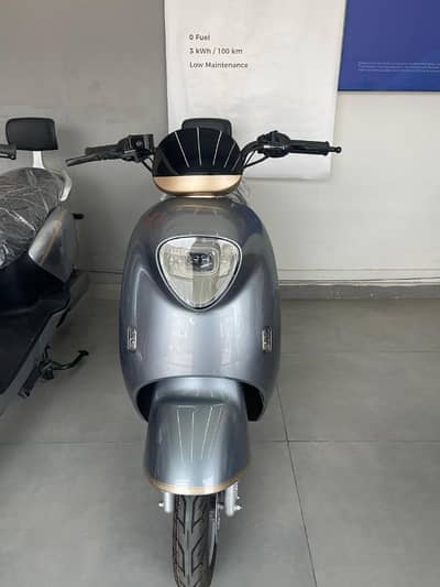 new 3 day use Lithium Yadea m3h