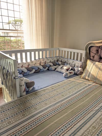Baby crib/cot