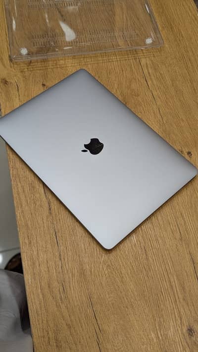 Macbook pro 2019 16/256 i7