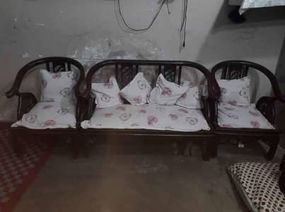 total 3en sofa hain 2 chotay 1 Bara sofa for sale karna hai