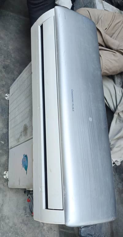 1.5 ton Inverter AC (Changhong Ruba) in lush condition
