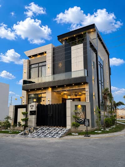 5.5 Marla Corner House Available For Sale-Prime Location, Central Park Housing Scheme Lahore.