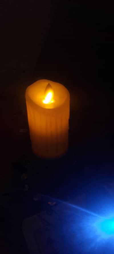 a candle light hai aur charger per Chalti Hai