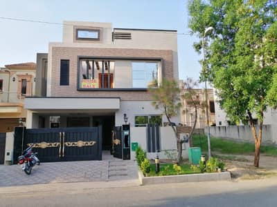 A BEAUTIFUL 8 MARLA HOUSE FOR SALE IN USMAN BLOCK SECTOR B BAHRIA TOWN LAHORE