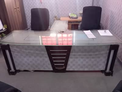 Office table in good condition