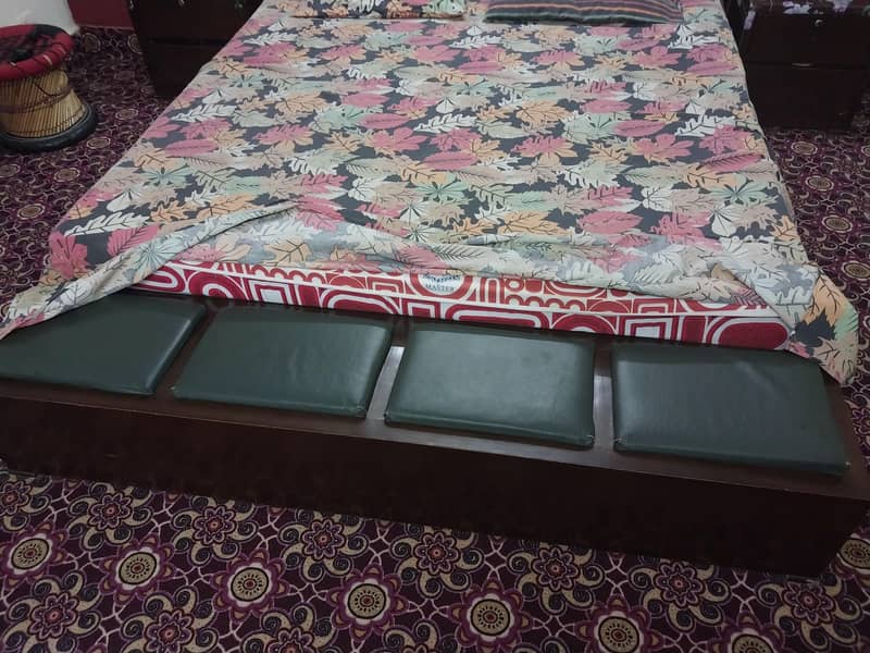 Bed set(without mattress). 4