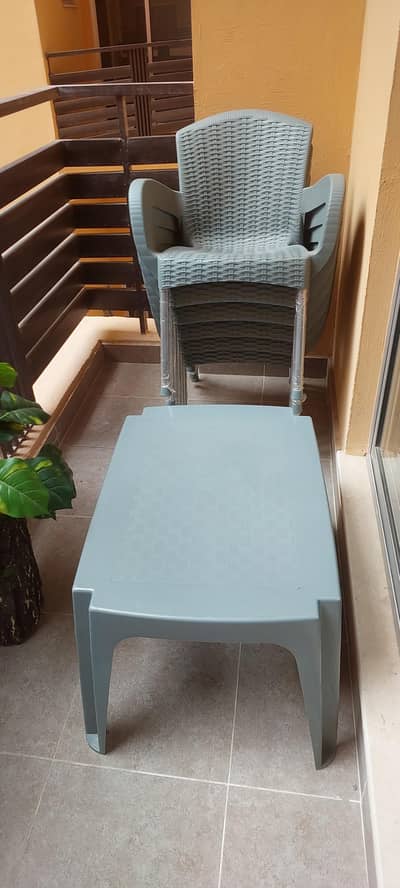 6 Plastic chairs and Table