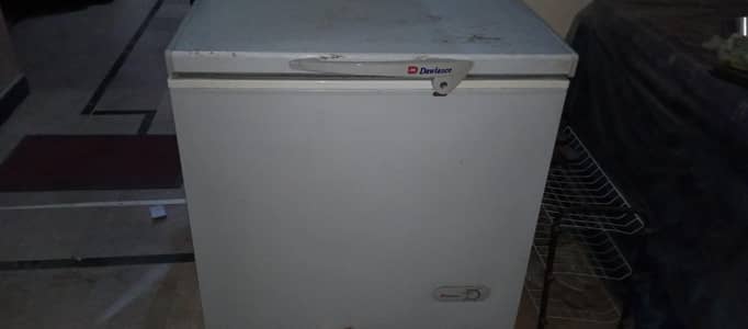 bilkul ok hai koi masla n hai. chalta hua h freezer