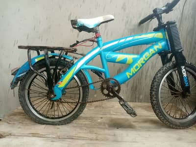 Blue cycle and lighting panels maten Margarets