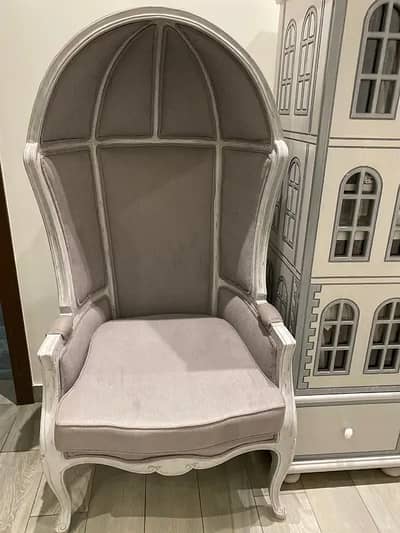 pair of 2 chairs royal style v good wood only 150k for 2.